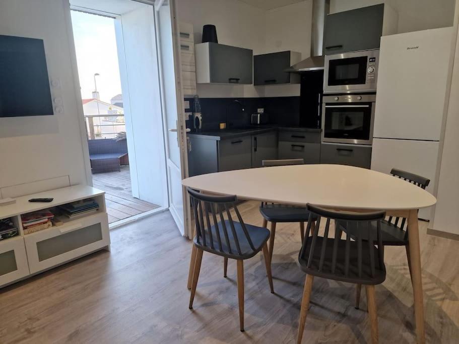 Superbe Appartement Renove A Neuf Centre Bourg Brem-Sur-Mer Exterior photo
